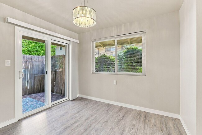 Building Photo - 935 Castlewood Dr