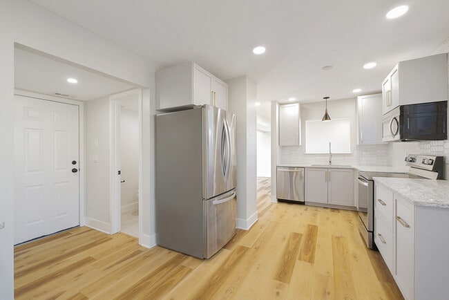 Building Photo - Beautifully 4-Bedroom Home in the Heart of...