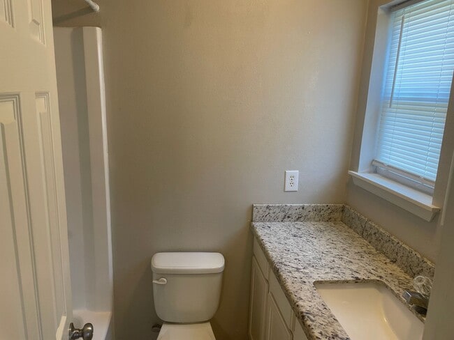 Building Photo - AUGUST 2026 PRE-LEASE  Spacious Updated 2 ...