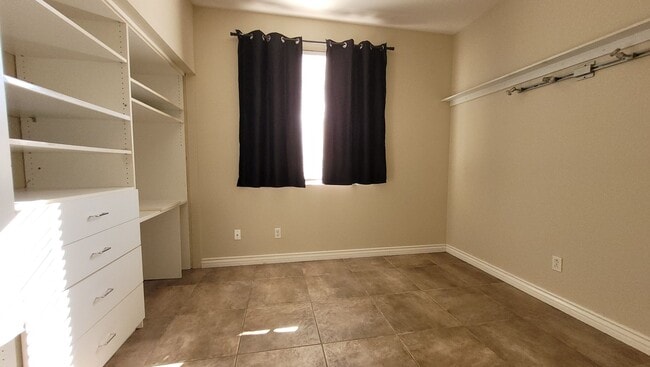 Building Photo - Beautiful Home in Quiet Neighborhood.