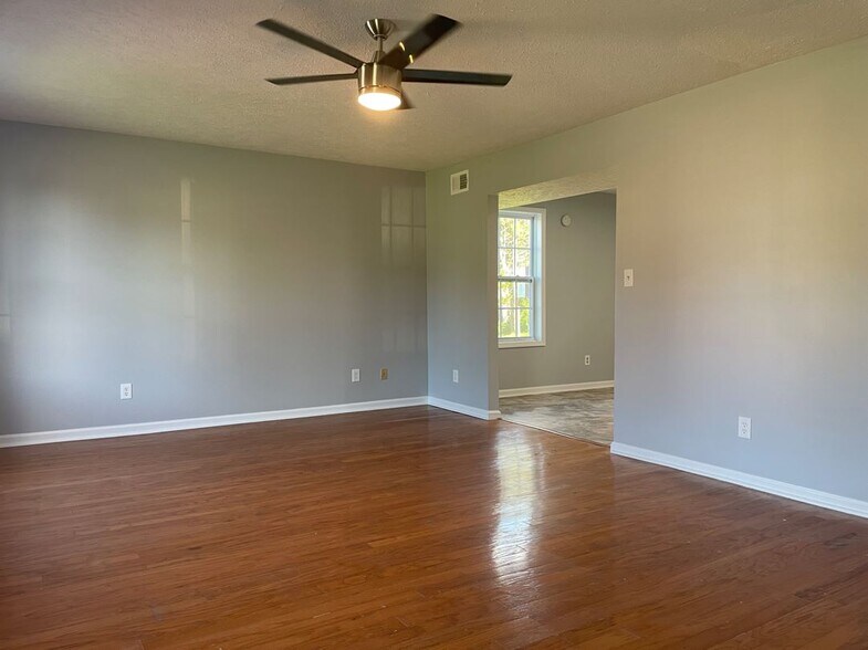 Building Photo - 1686 Classic View Dr