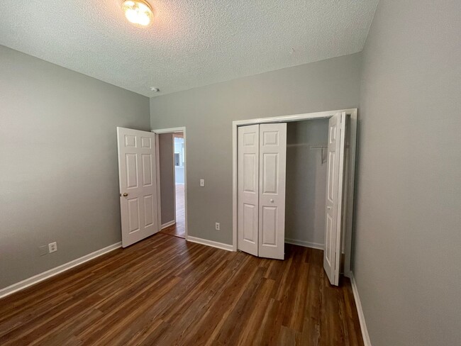 Building Photo - 3 bedroom, 2 bathroom home with 2-car gara...