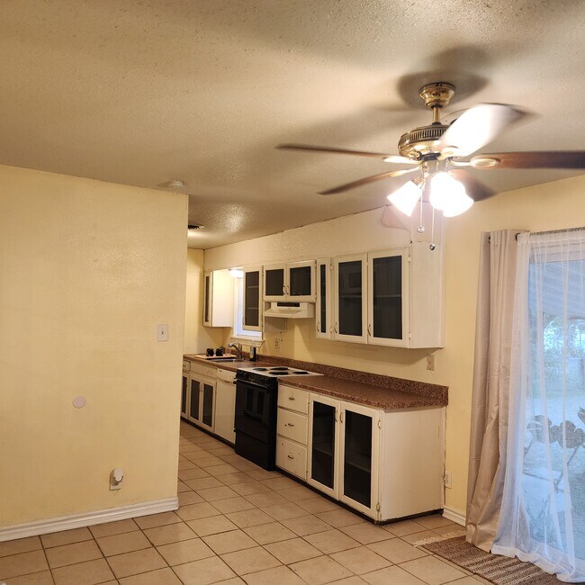 Building Photo - 1306 Becker Dr