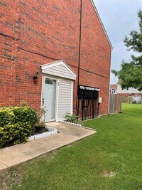 Building Photo - 220 Samuel Blvd