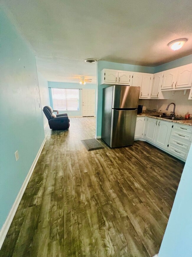 Building Photo - 3/1.5 Duplex in Fisherman's Haven
