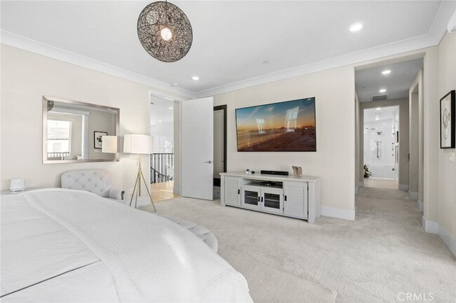 Building Photo - 70 Ray