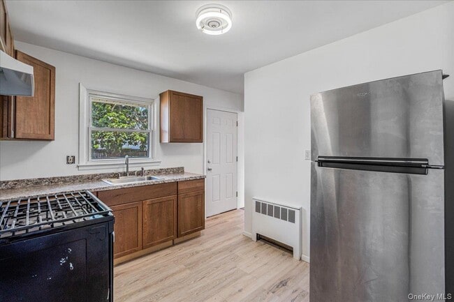 Building Photo - 19 Dakota St