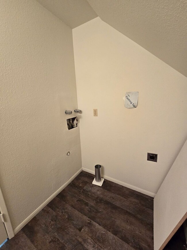 Building Photo - North Spokane 2bd 1.5 bath