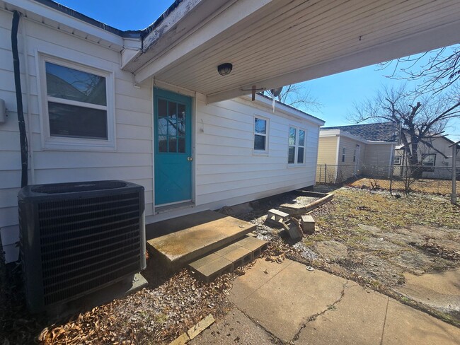 Building Photo - Cute 2 bedroom & 1 bath Home in Shawnee!