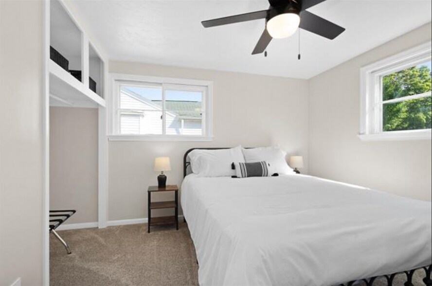 Building Photo - 1222 S Oneida St