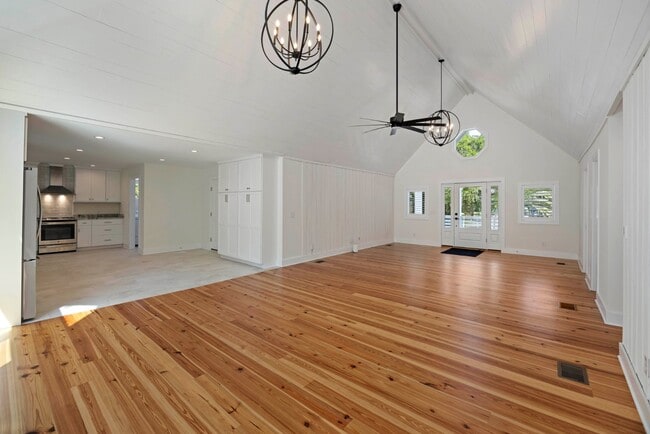 Building Photo - 137 Sparrow Dr