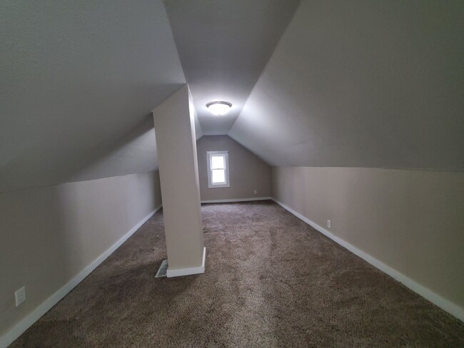 Building Photo - 2 Bedroom, 1 Bathroom rental home with gar...