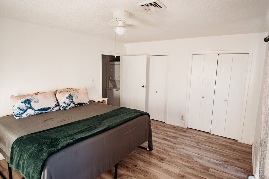 King size bed Master suite - 714 Continental Dr