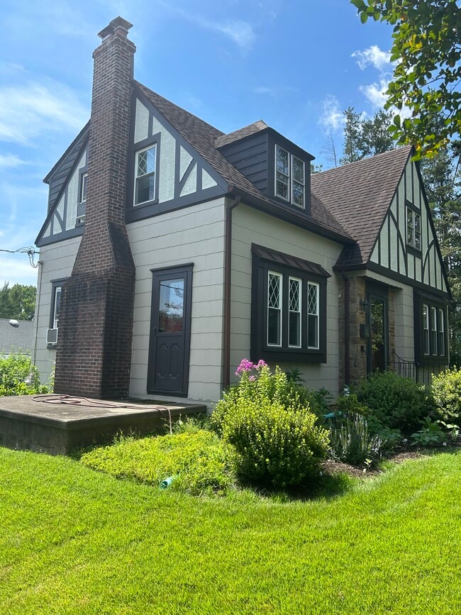 Building Photo - 1210 Fairview Ave