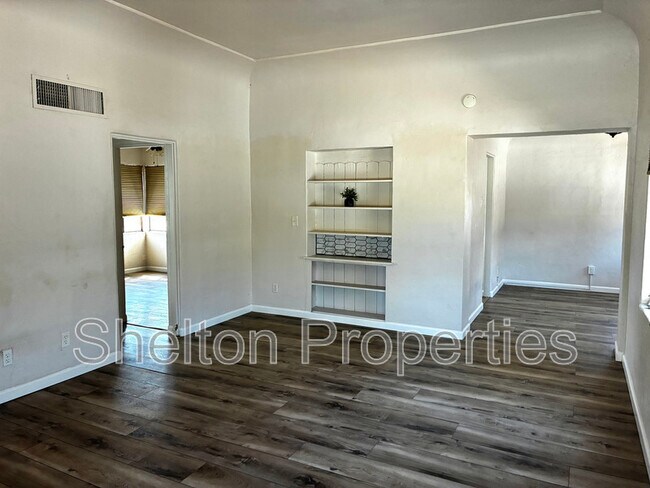 Building Photo - 1802 N Laurel Ave