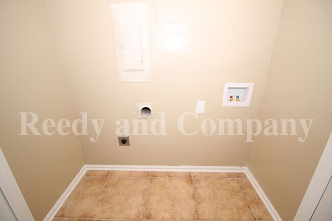 Building Photo - 5127 Kingswood Cir