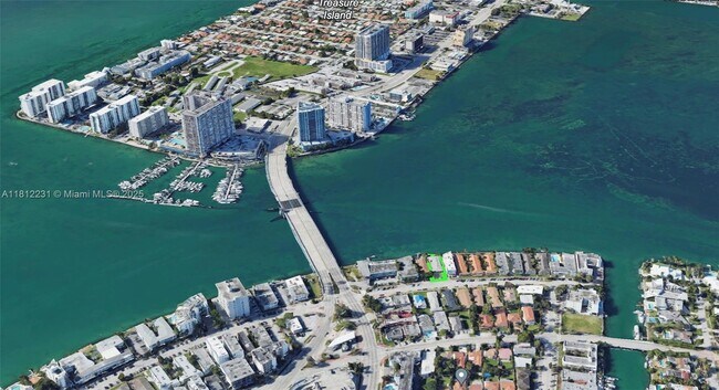 Building Photo - 2140 Bay Dr