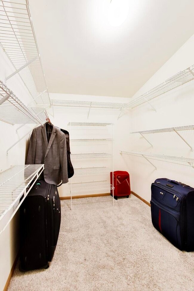 Building Photo - 943 W Essex Pl