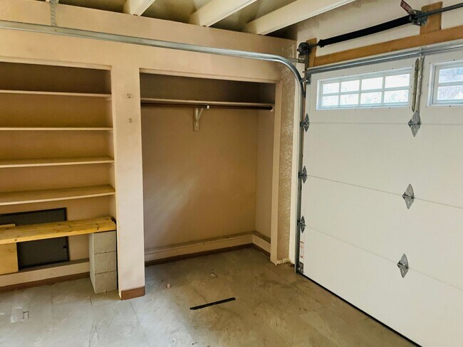 Building Photo - Village of Oak Creek