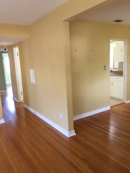 hall /phone nook - 612 Stetson St