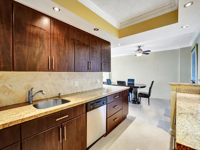 Building Photo - 405 N Ocean Blvd