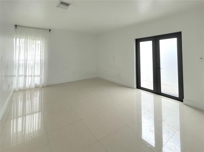 Building Photo - 1005 SW 88th Ct