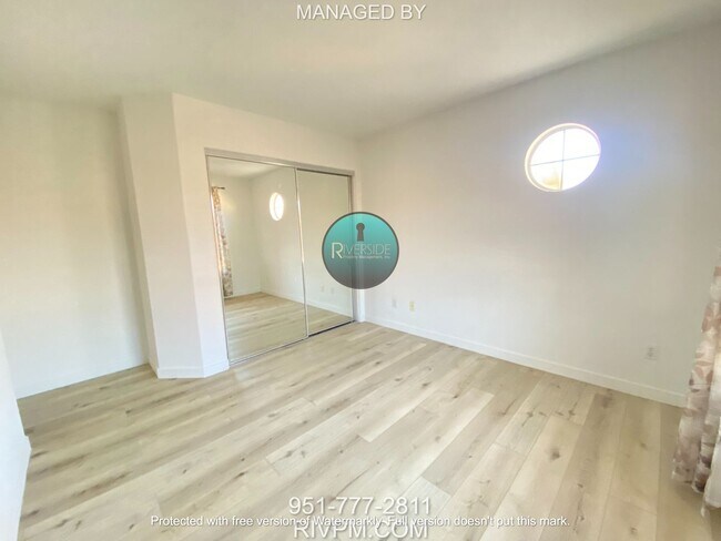 Building Photo - Step into luxury with this expansive 5 bed...