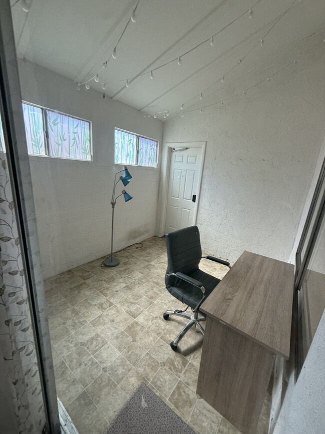 Building Photo - Solar savings on energy. 3rd bonus room.   2 Car Garage, Private Yard, Spacious upgraded interior...