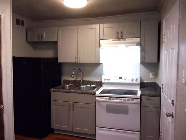 Building Photo - 2 Bedroom 1 Bath Townhome Minutes to Uptow...