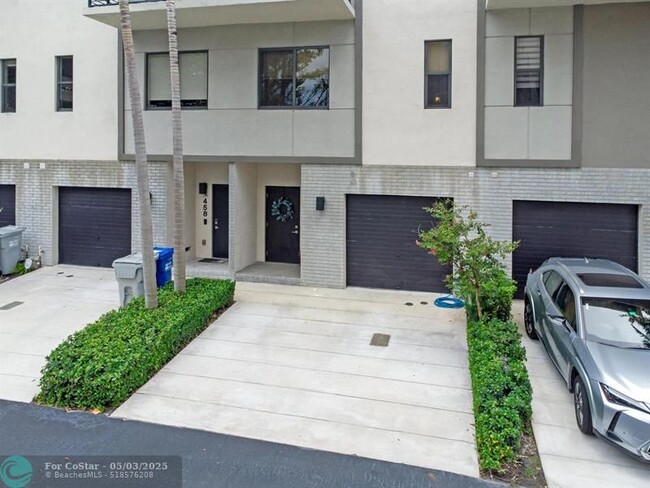 Building Photo - 454 SE 1st Cir