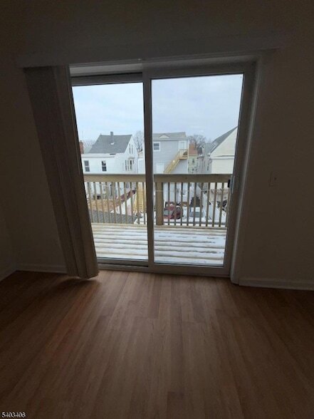 Building Photo - 110-PT112 Redwood Ave