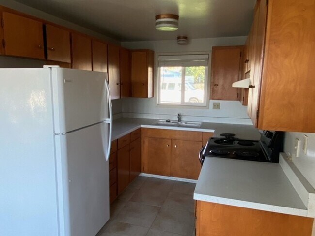 Building Photo - 2070