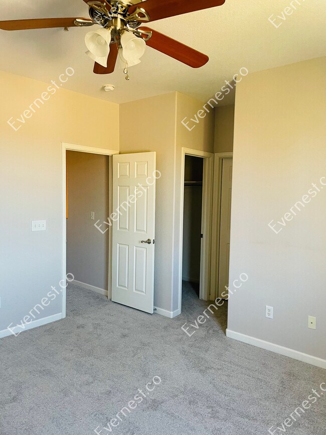 Building Photo - 3-Bed/2.5-Bath/
