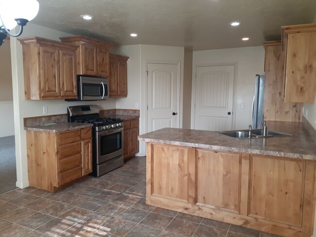 Building Photo - 3 bed 2 bath twin home located in Stonebri...