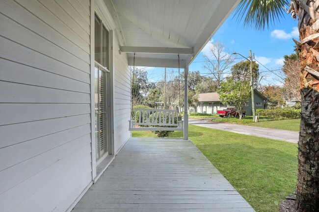 Building Photo - 3/1 historic Thunderbolt bungalow