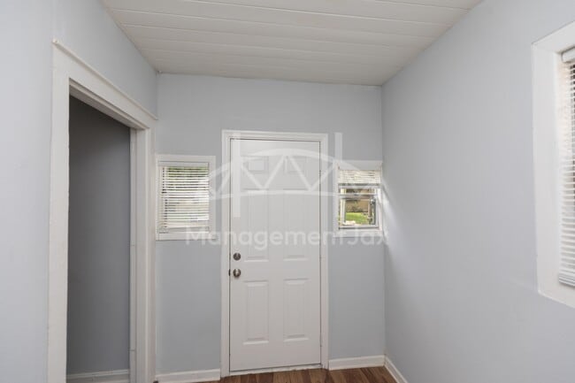 Building Photo - 2325 Westbrook Cir N