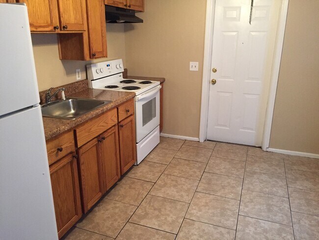 Building Photo - Charming Three-Bedroom, One-Bathroom Singl...