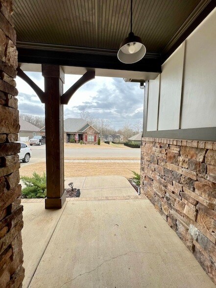 Building Photo - 9015 Seven Lakes Dr