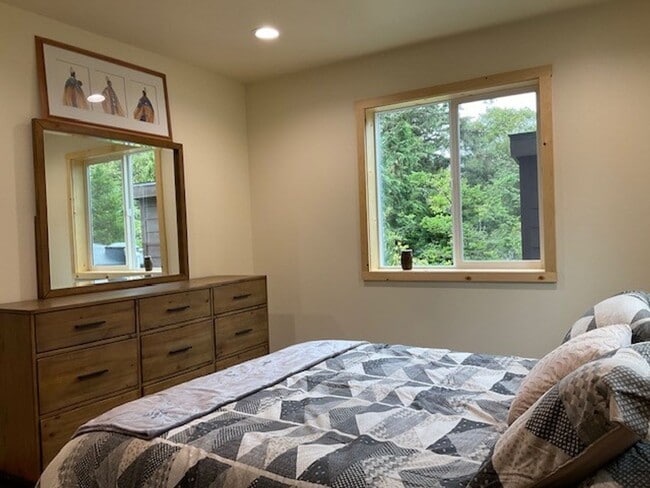 Building Photo - Stunning 2 bed/1 bath Ground Floor with ut...
