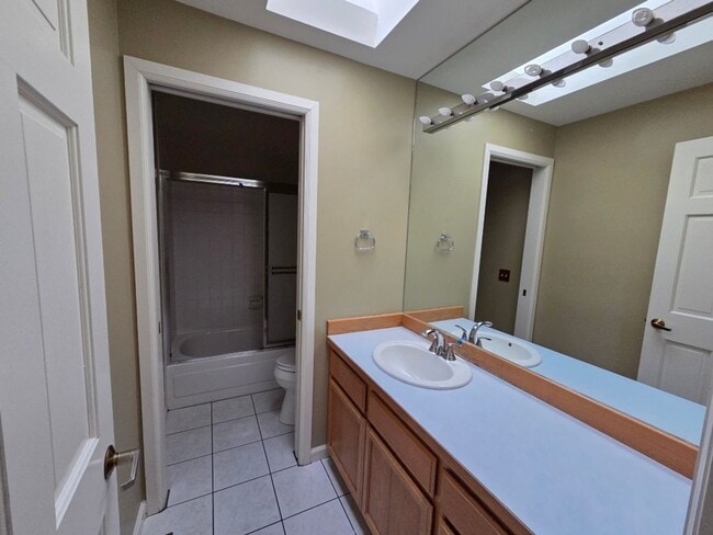 Building Photo - 4Bd/2.5Ba Bellevue House