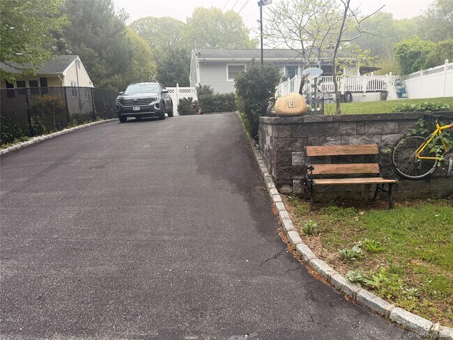 Building Photo - 19 Westbury Dr