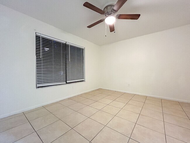 Building Photo - Spacious 2/1 in Sugarfoot Area - Fenced in...