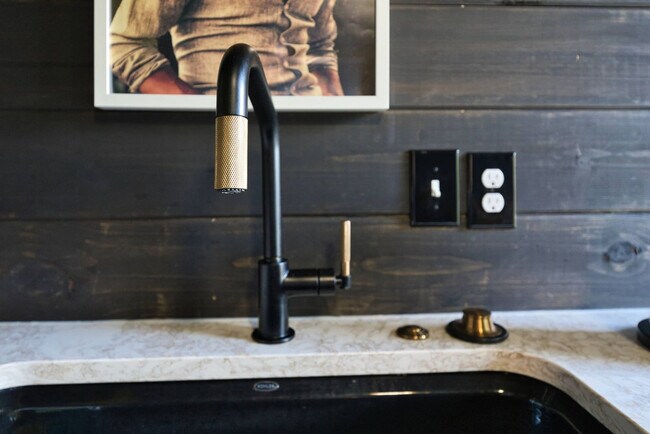 Building Photo - 1780 N Walnut Ave