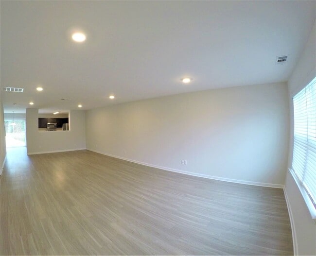 Building Photo - 8 SAW