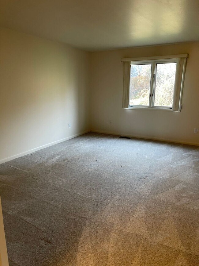 Building Photo - 105 Foxfire Dr