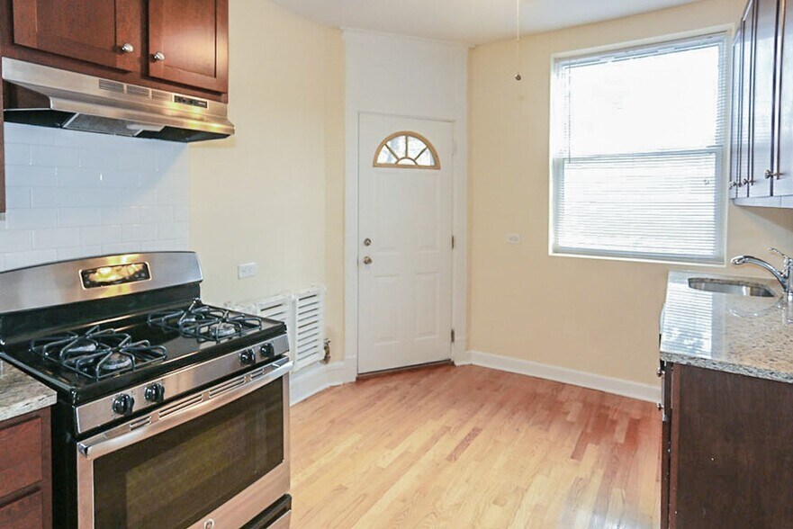 Building Photo - 1615 W Berteau Ave