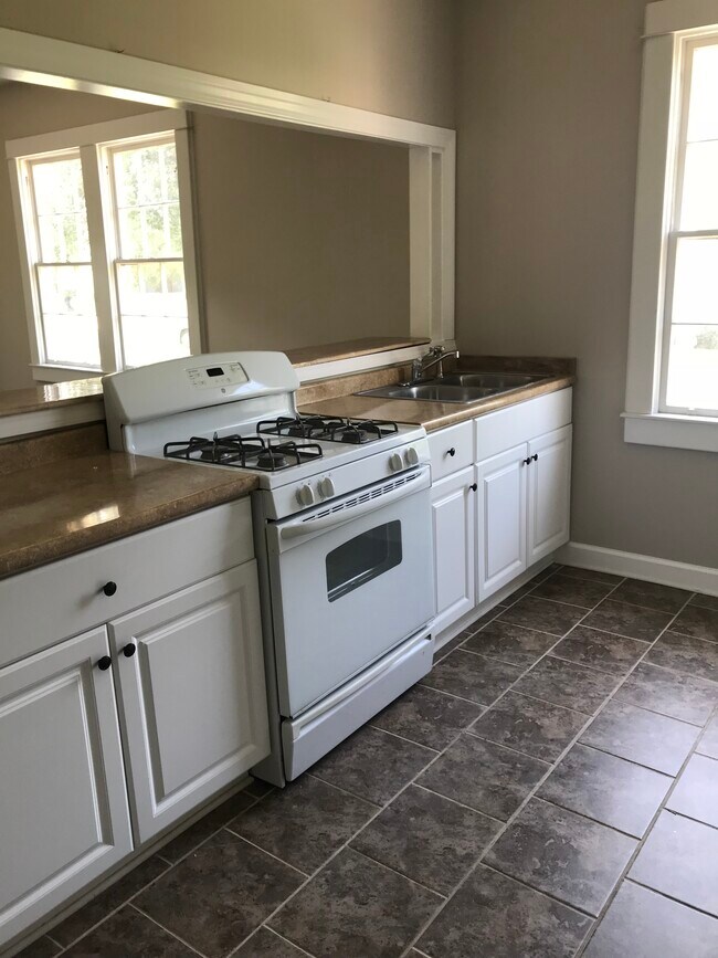 Building Photo - 5547 Woodlawn Pl