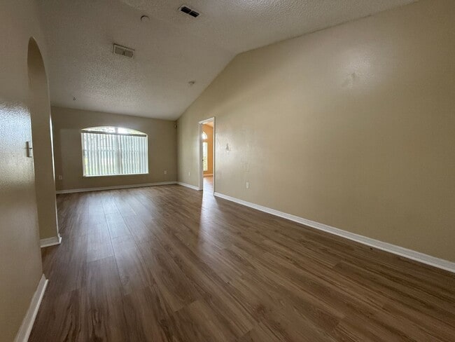 Building Photo - Prime Deltona Neighborhood
