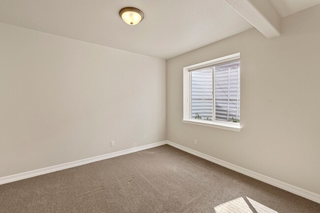 Building Photo - Immaculate & Stunning 4BD Ranch Style in C...