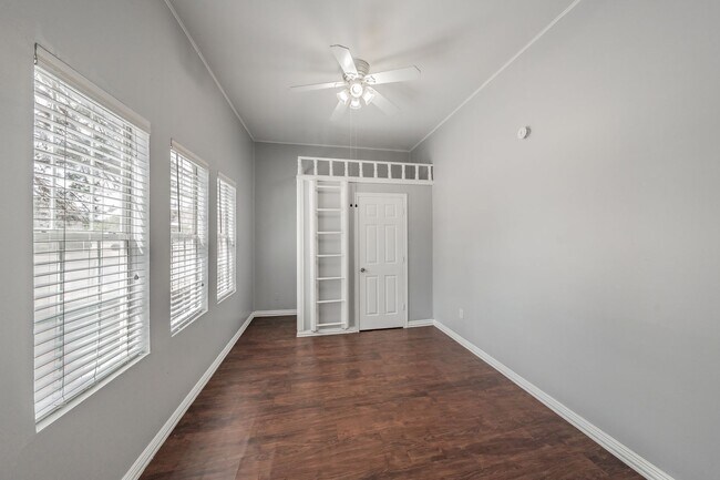Building Photo - 401 S Anglin St